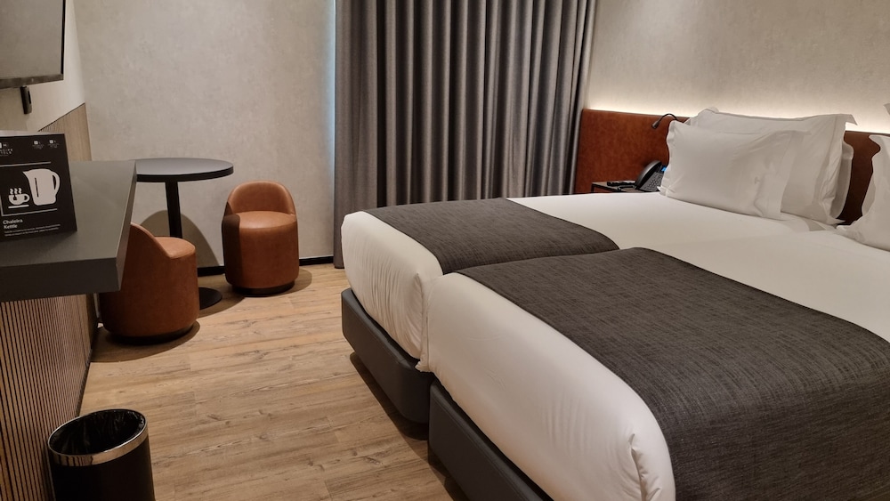Standard Twin Room - Photo 1