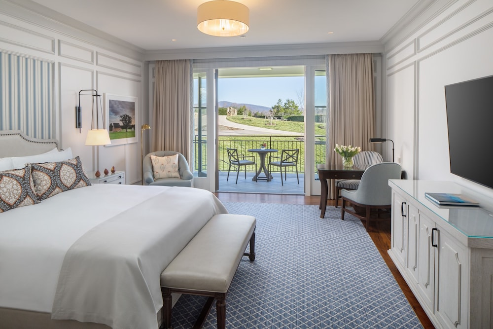 Deluxe Room, 1 King Bed, Balcony (Terrace) photo 3