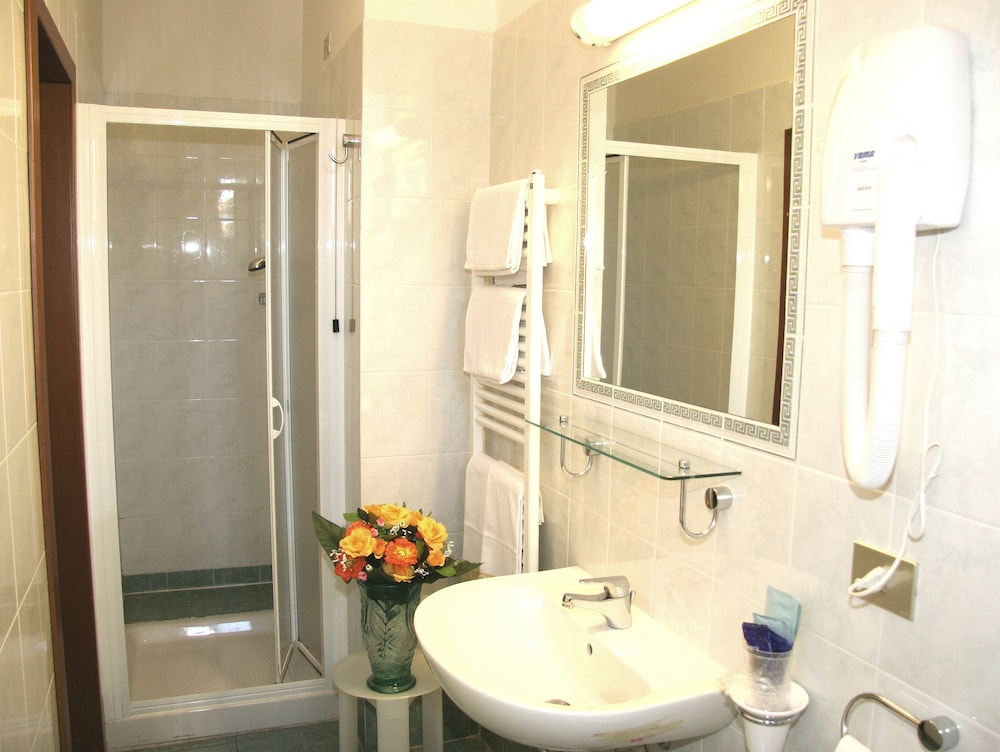 Single Room, Private Bathroom thumbnail 5