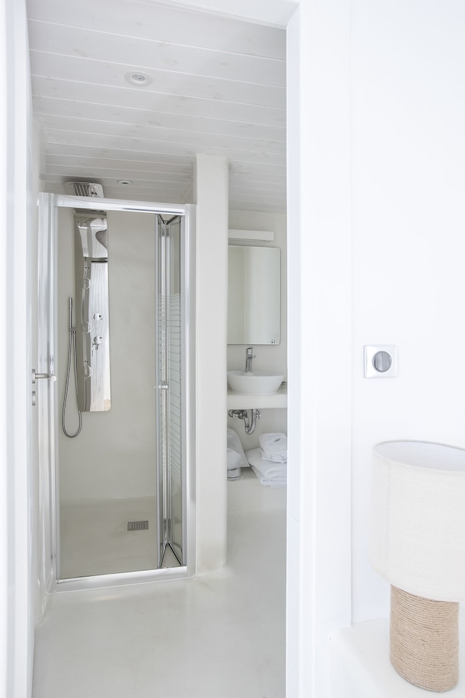 Deluxe Suite - Photo 11