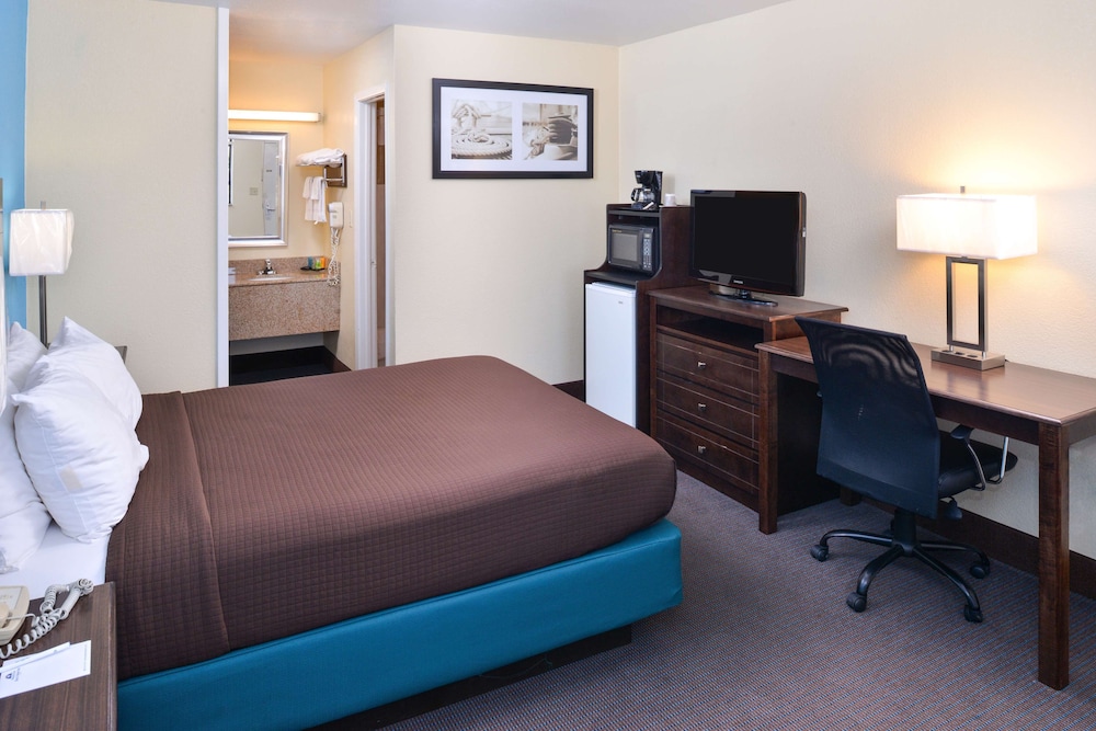 Room, 1 Queen Bed, Smoking - Photo 2
