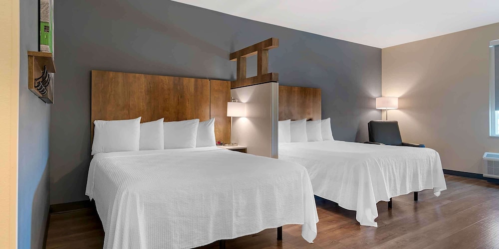 Premium Studio, 2 Queen Beds, Non Smoking, Refrigerator (Microwave)