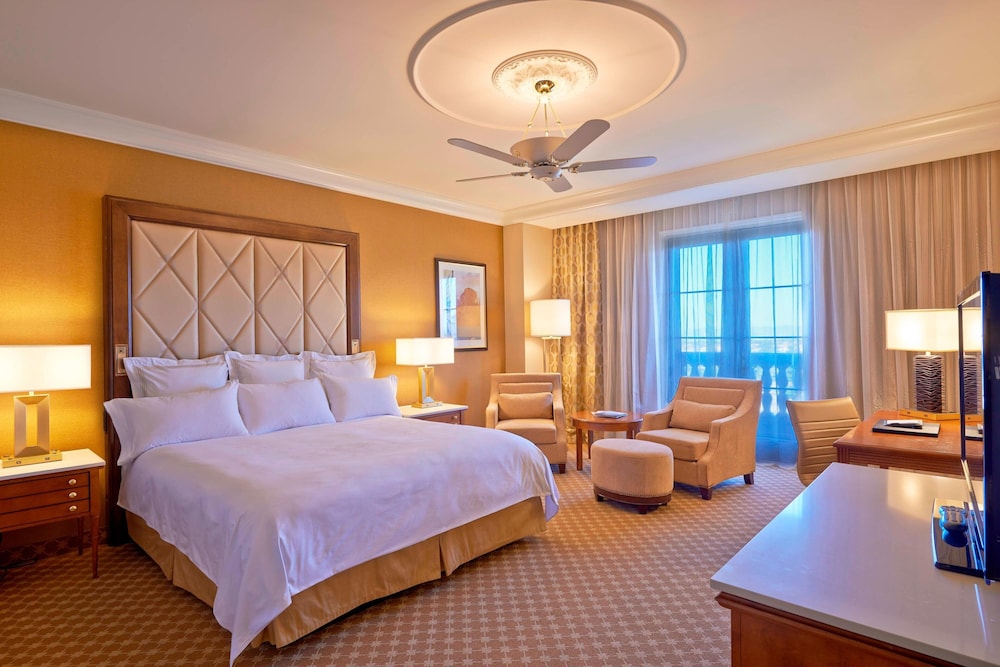Deluxe Room, 1 King Bed, Balcony - Photo 3