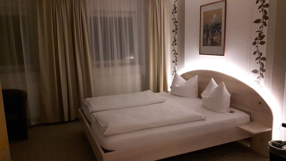 Comfort Twin Room, 1 Queen Bed, Non Smoking photo 2