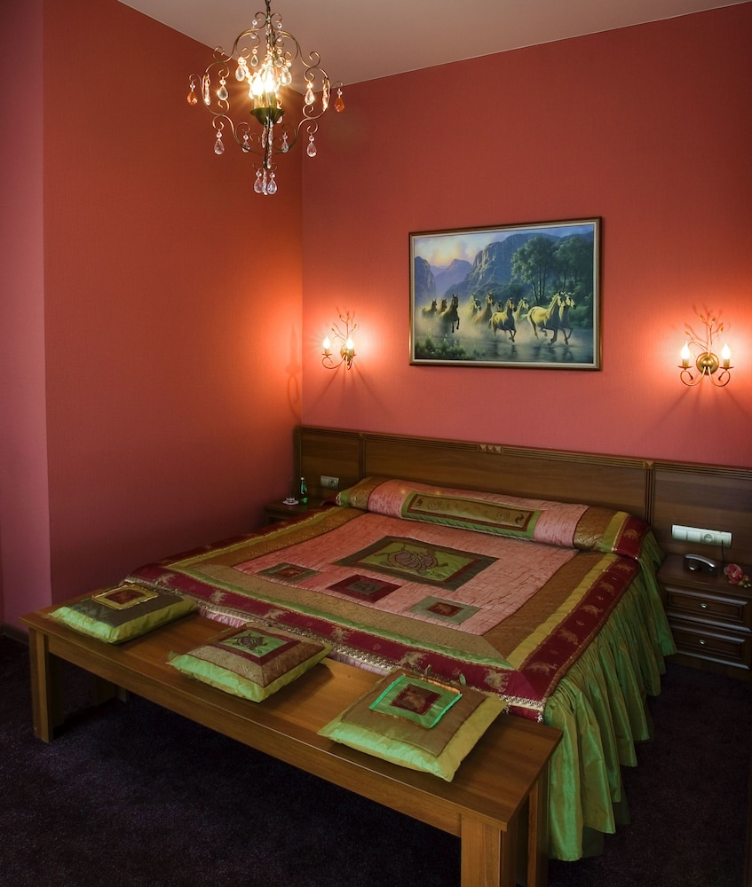 Luxury Hennessy Suite photo 2