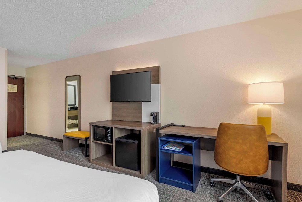 Standard Room, 2 Queen Beds, Non Smoking - Photo 3