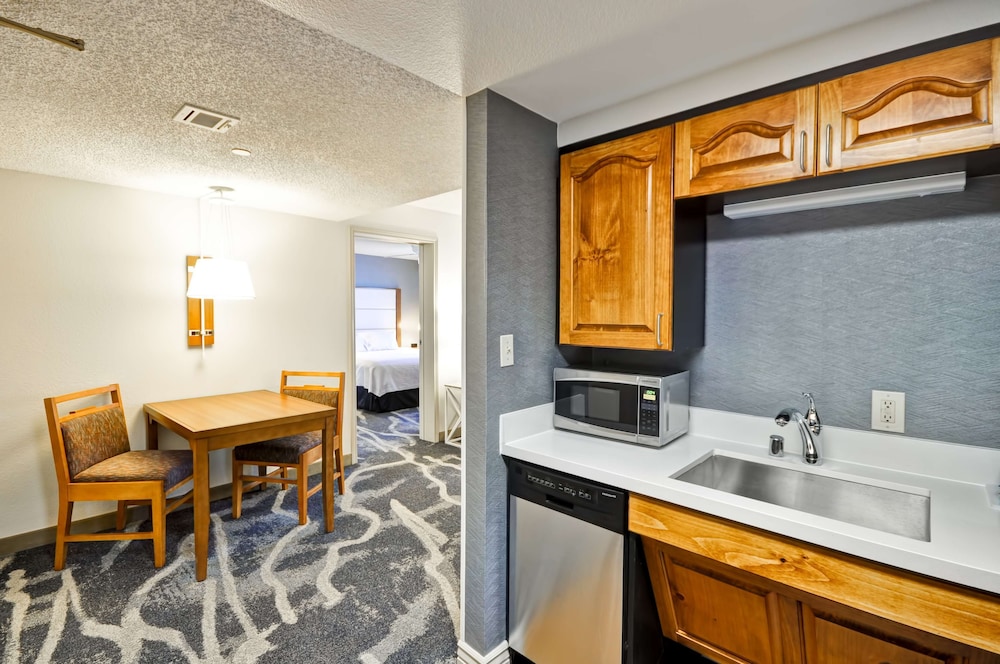 Suite, 2 Bedrooms, Accessible, Bathtub (1 King Bed, 2 Double Beds) - Photo 2