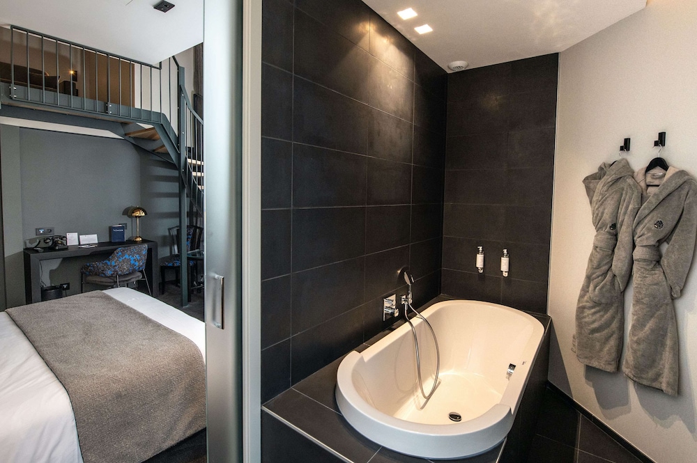 Junior Suite, 1 King Bed, Non Smoking (with Sofabed) - Photo 5