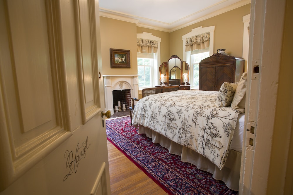 Haniel Room with detached private bath photo 2