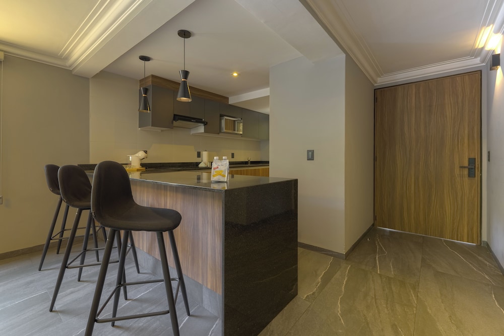 Luxury Apartment, 2 Bedrooms - Photo 3