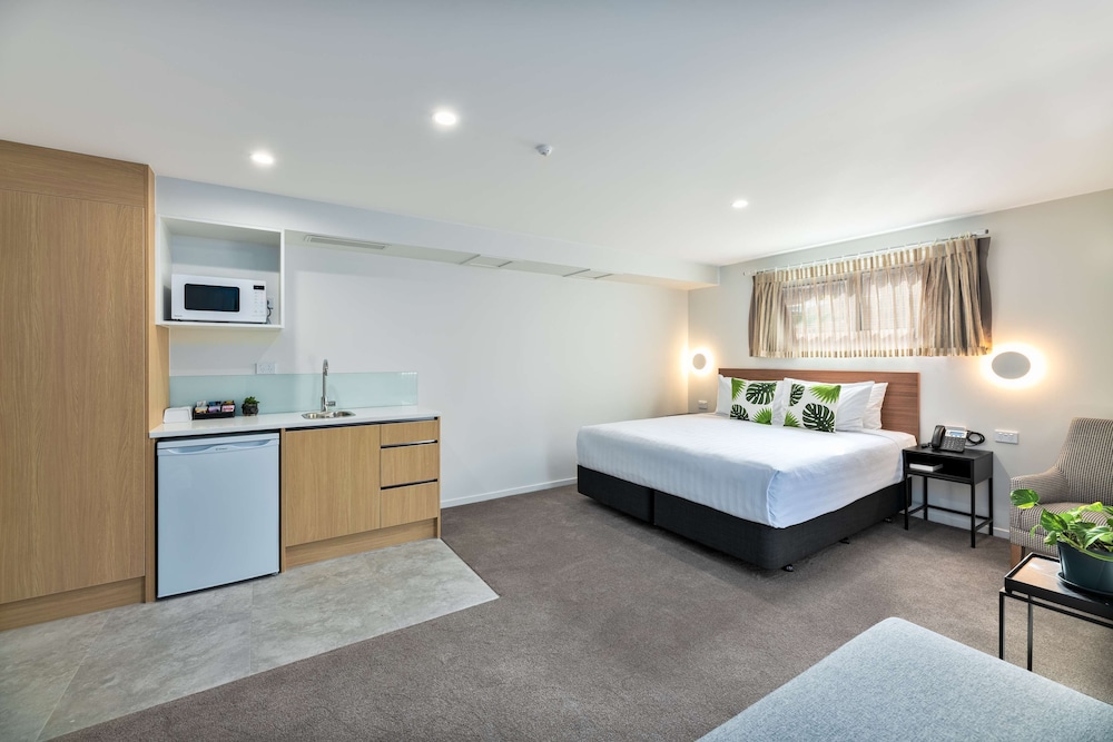 Superior Room, 1 King Bed, Non Smoking, Microwave - Photo 4