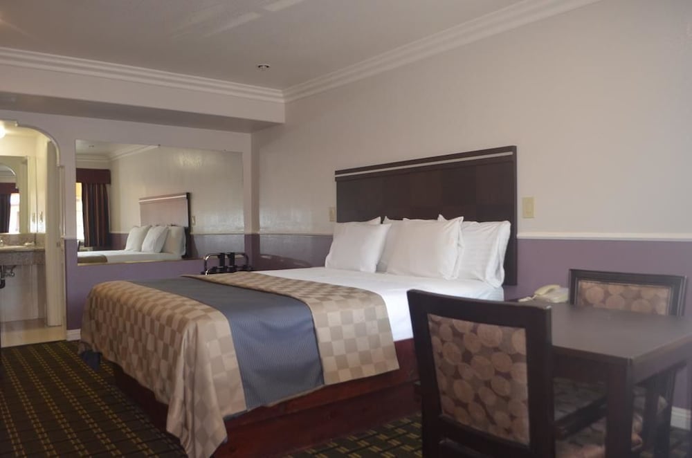 Standard Room, 1 King Bed, Non Smoking photo 1