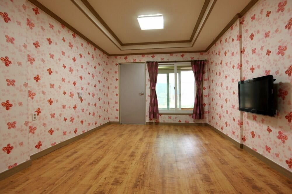房间 (Ddangkkutmaeul)