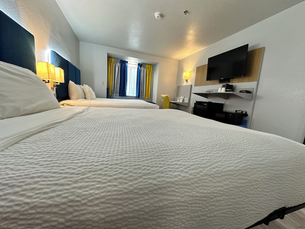 Standard Room, 2 Queen Beds - Photo 15