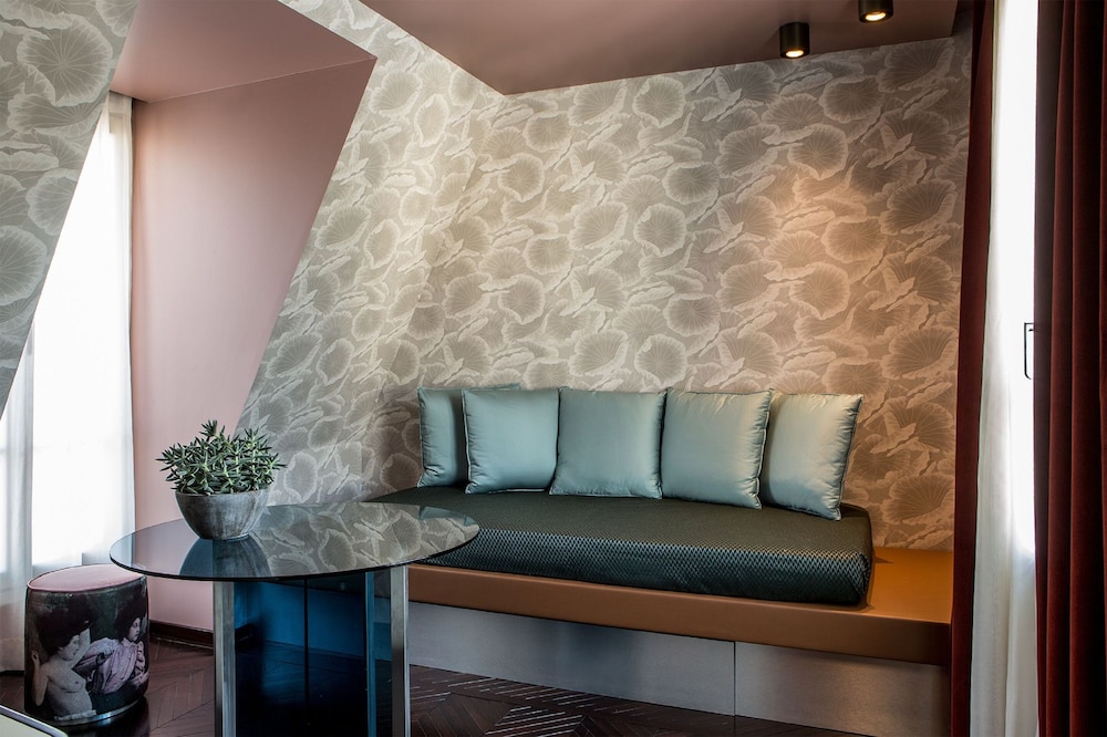 Parisian Suite (Accessible by stairs only from 07th to 08th floor) photo 3