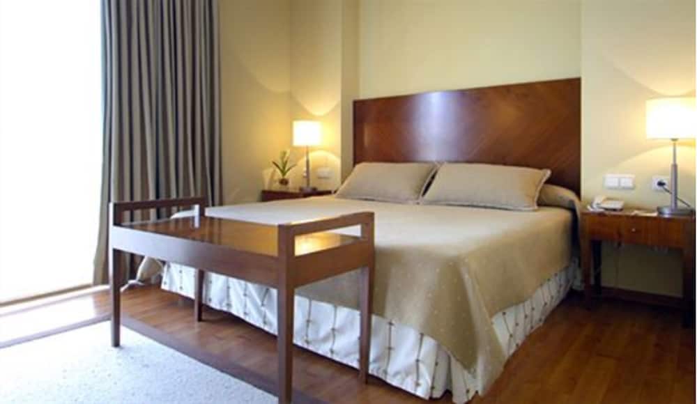 Quadruple Room (3 Adults and 1 Child) - Photo 4