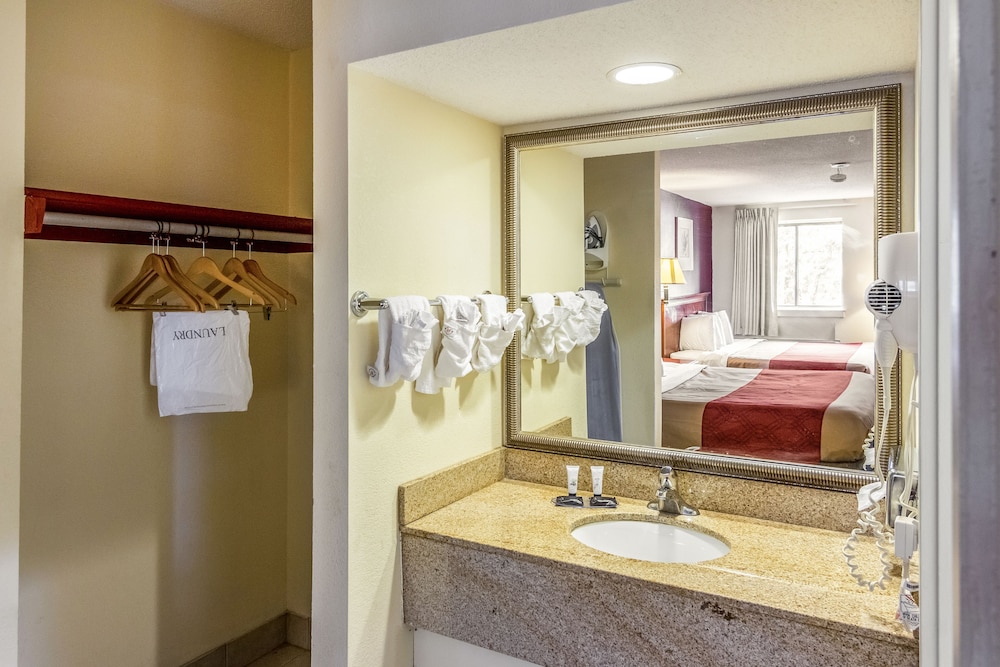 Room, 2 Double Beds, Non Smoking - Photo 9