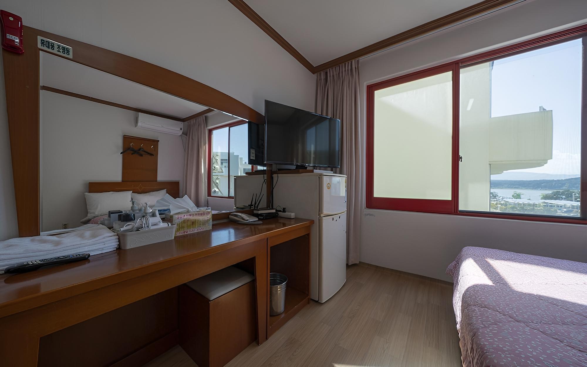 Room (Twin) - Photo 3