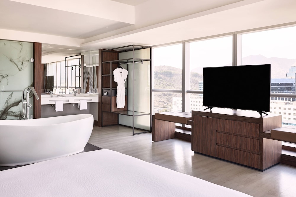 Suite, 1 Bedroom - Photo 1