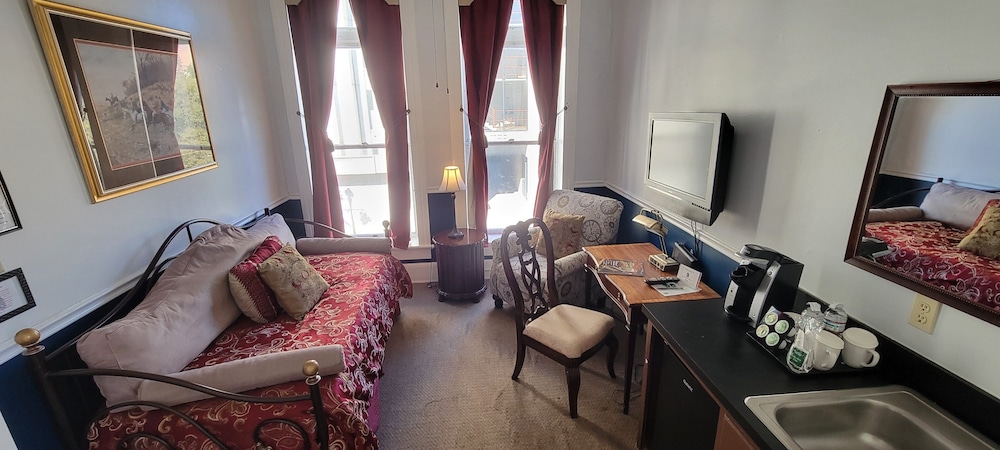 Deluxe Studio Suite, 1 Queen Bed, City View photo 1