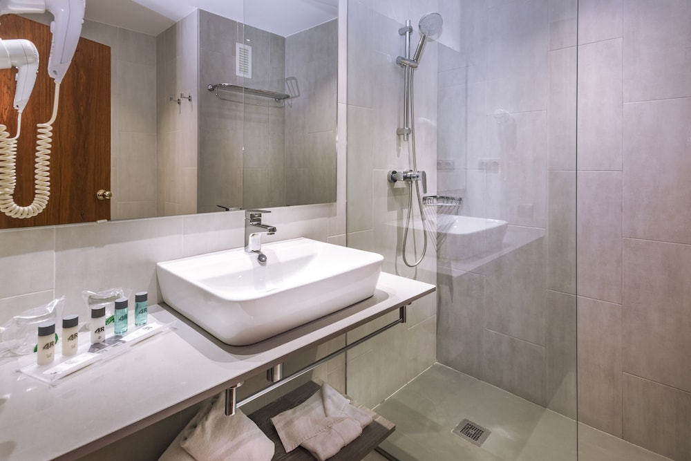 Standard Double Room, Balcony (2 Adults) - Photo 4