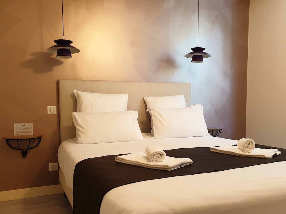 2 bedroom suite for 4 photo 1