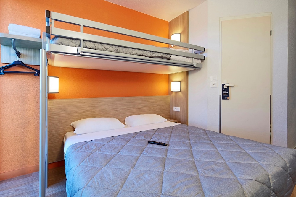 Standard Room, Multiple Beds (1 Double and 1 Single bed) photo 3