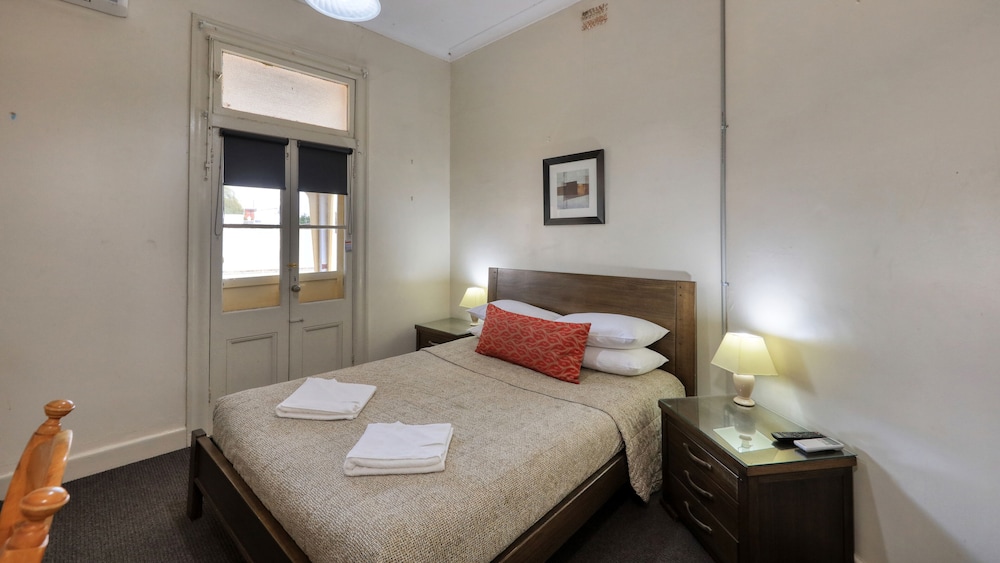 Classic Double Room with Balcony and Shared Bathroom