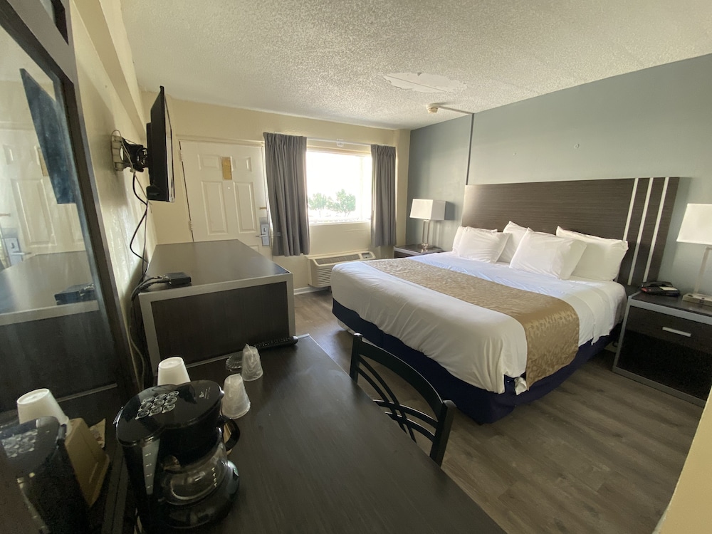 Standard Room, 1 King Bed, Non Smoking - Photo 3