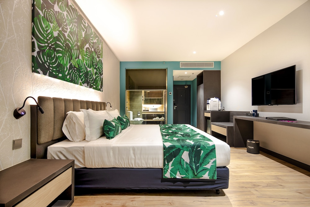 Deluxe King Room - Photo 1