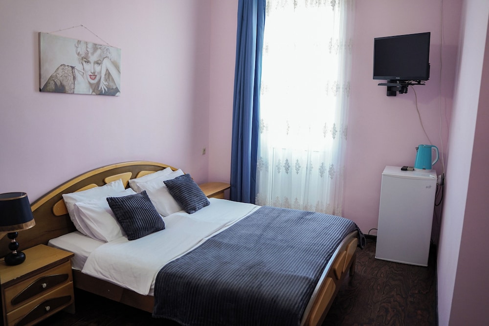 Basic Double Room Single Use, 1 Double Bed, Private Bathroom photo 3