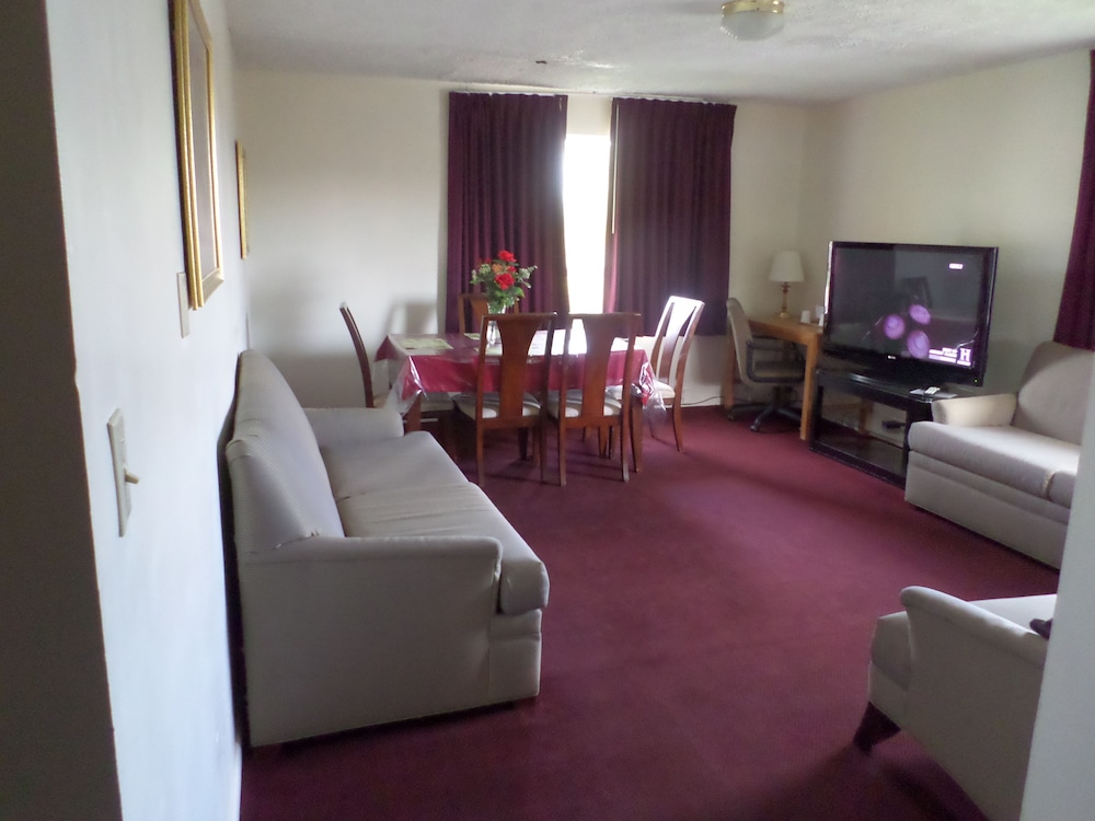 Deluxe Suite, 2 Queen Beds, Kitchen photo 3