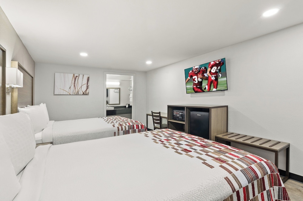 Deluxe Room, 2 Queen Beds, Smoking photo 3