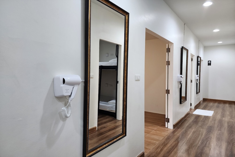 cabin double in shared dormitory room photo 3