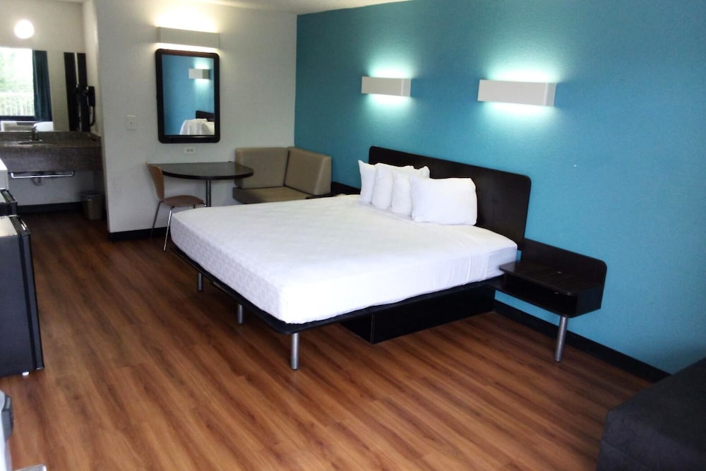 Room, 1 King Bed, Non Smoking photo 1