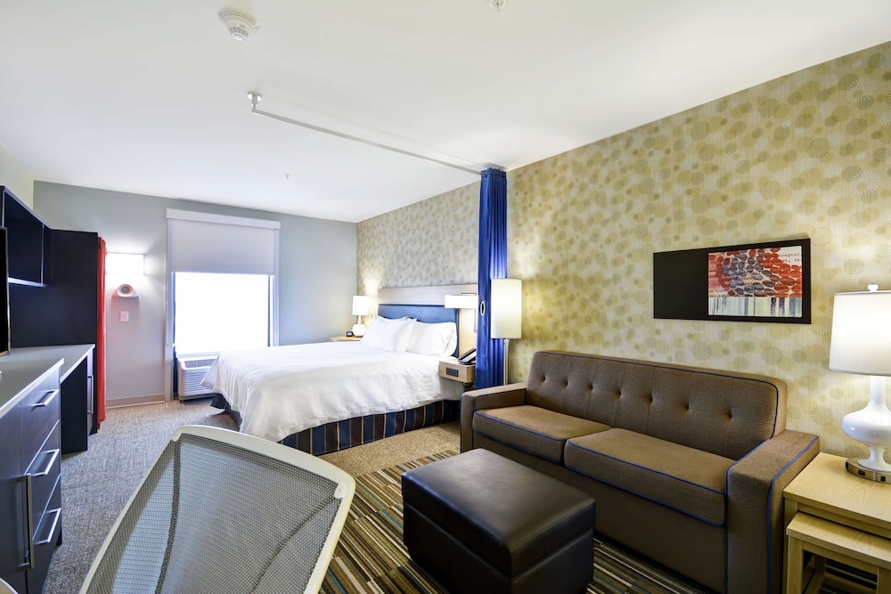 Studio, 1 King Bed, Accessible, Non Smoking (Mobility & Hearing, Roll-in Shower) photo 3