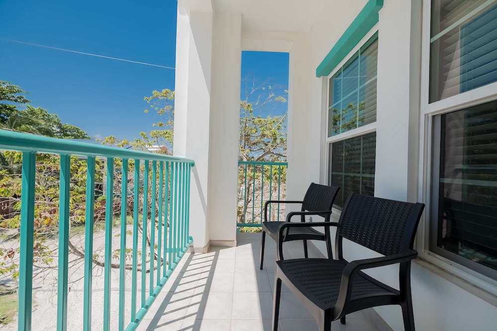 Standard Room, 1 Queen Bed, Balcony, Pool View (with Sofabed)