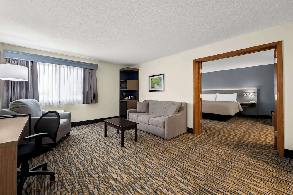Suite, 1 King Bed, Non Smoking, Jetted Tub (with Sofabed) photo 1