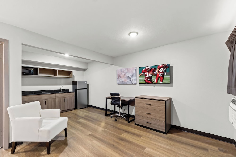 Superior Room, 1 King Bed, Non Smoking, Kitchenette - Photo 12