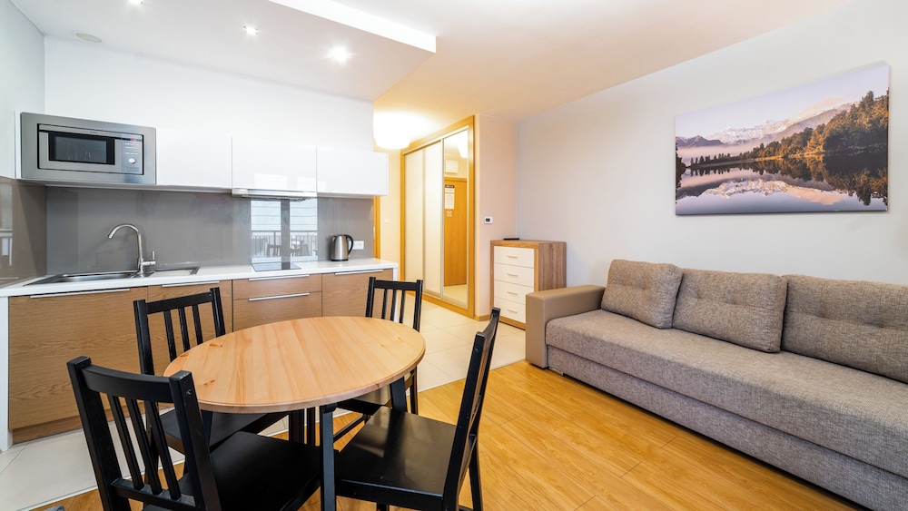 Apartment (212)