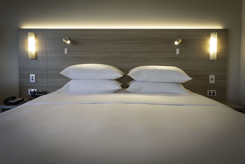 King Guest Room Water View