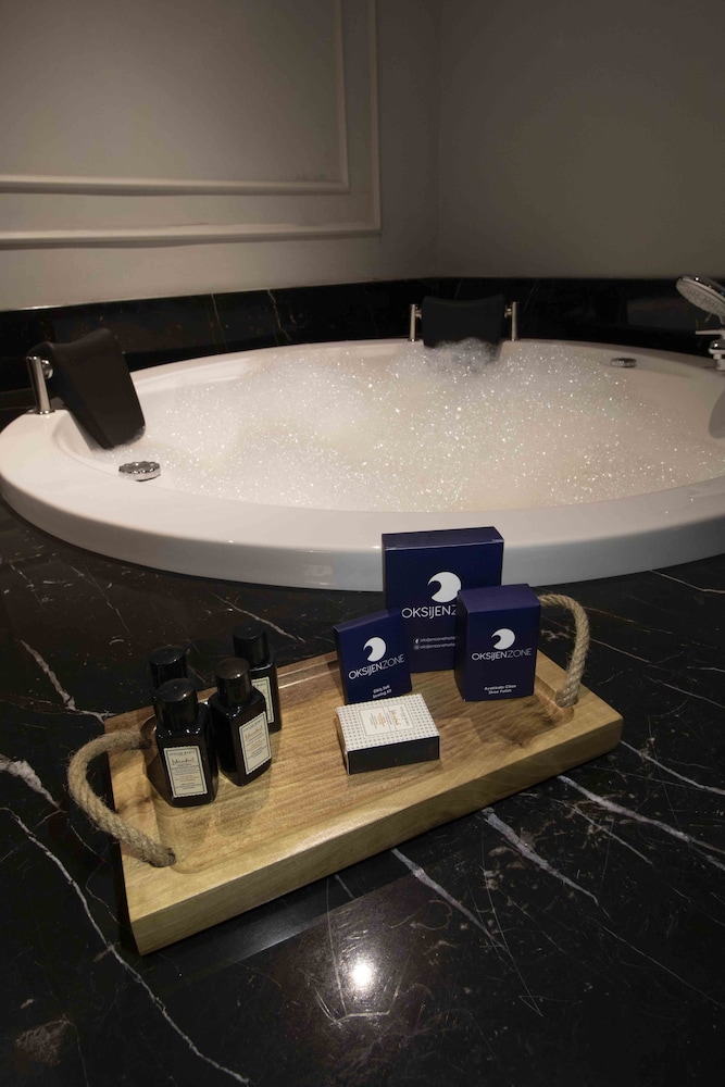 Luxury Studio Suite, Jetted Tub photo 3