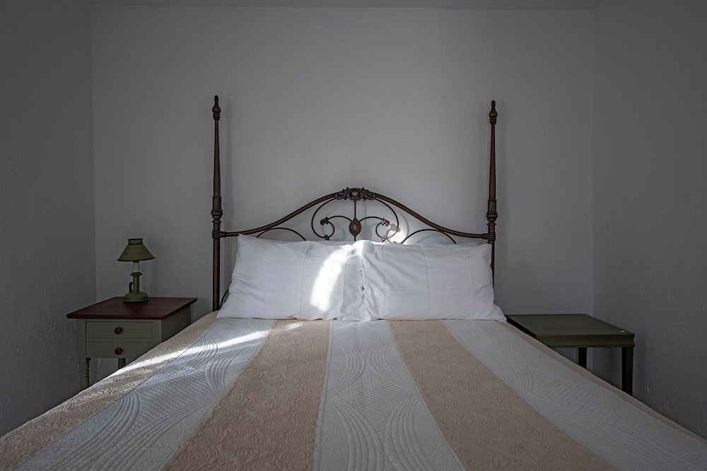 Suite, 1 Queen Bed with Sofa bed, Mountain View