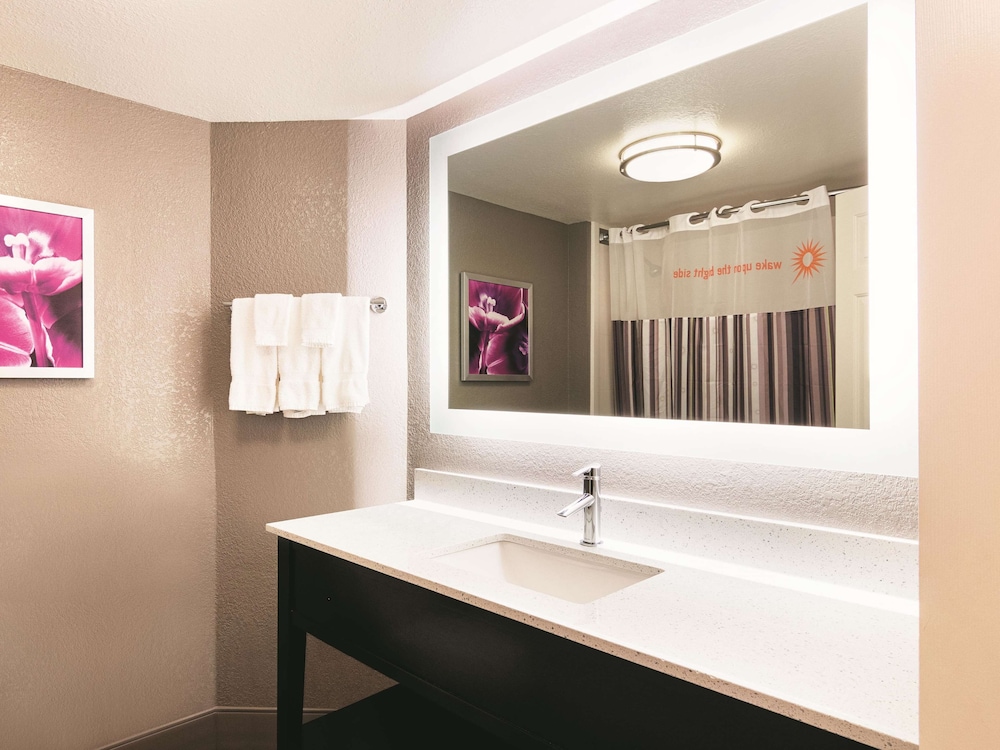 Suite, 1 King Bed, Non Smoking - Photo 2