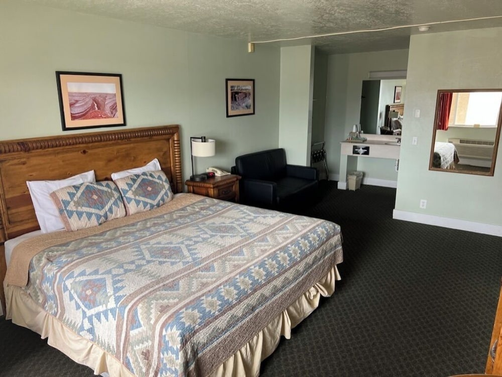 Standard Room, 1 King Bed, Non Smoking photo 1