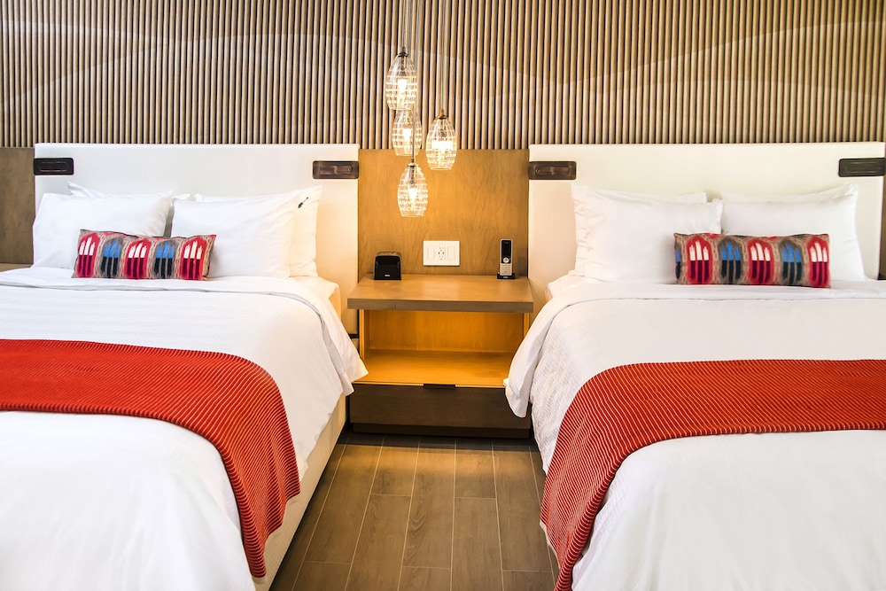 Deluxe Room, 2 Queen Beds (Gold) - Photo 2