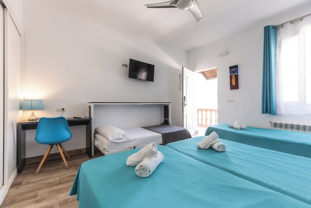 Standard Quadruple Room (with two extra beds) with Free Airport Shuttle photo 3