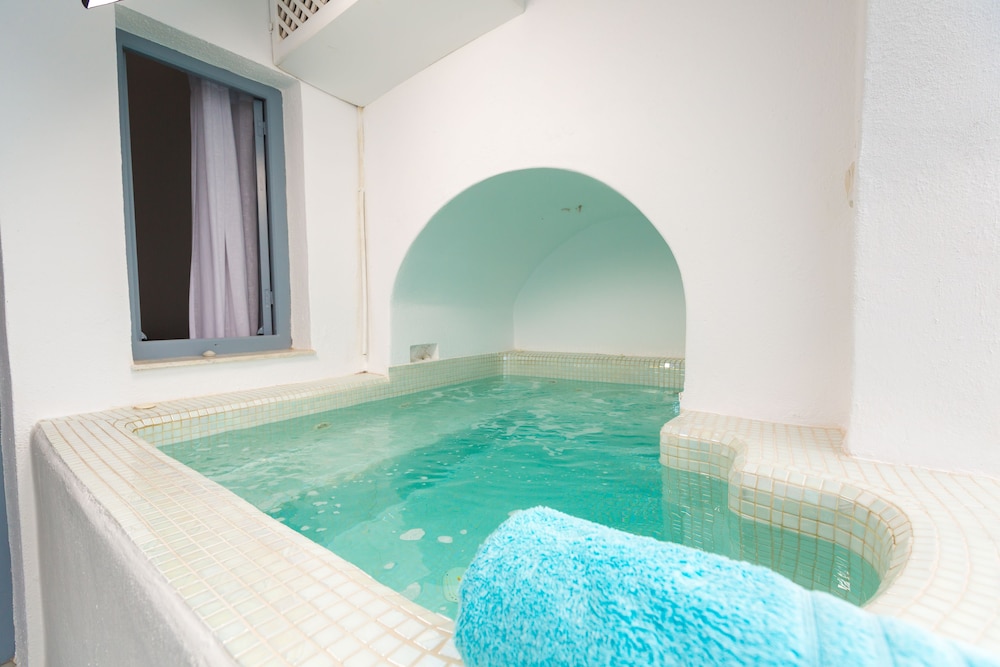 Honeymoon Suite, Hot Tub - Photo 31