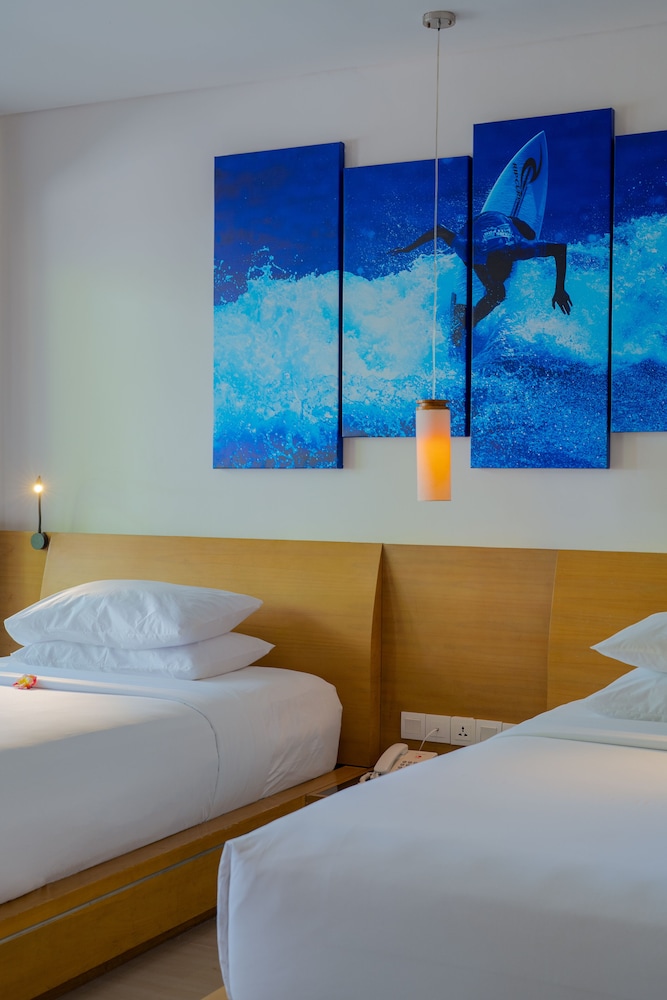 Grand Room, 2 Twin Beds, Pool View photo 3