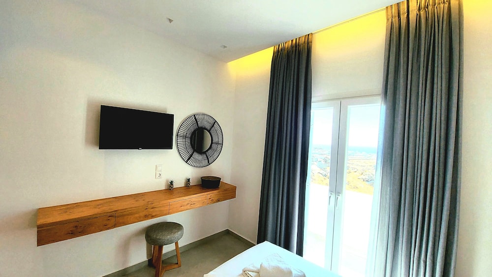 Two Bedroom Maisonette Sharing Pool & Sea View